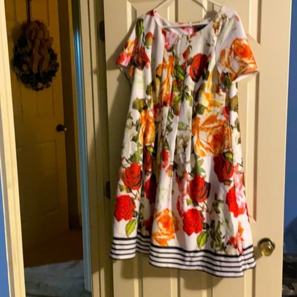 Gabby Skye Dresses & Skirts - BEAUTIFUL FLORAL DRESS